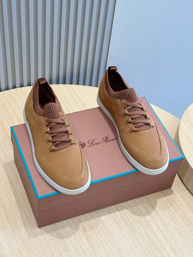 Loro Piana 男士soho Walk运动鞋 这款懒人运动鞋由轻微填充的小牛皮制成。质地轻盈，柔软舒适，搭配针织 Wish 羊毛修饰。 Wish 是一种精